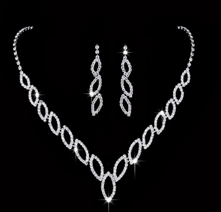 Classic Kiss Kiss Earrings and Necklace Set