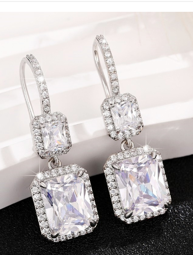 Orecchini in rame color argento con zirconi luminosi