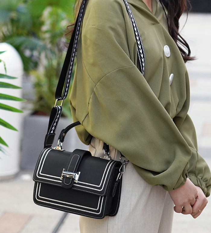shoulder bag image 4