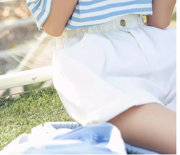 High-waisted shorts for a slim look