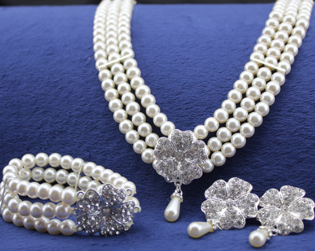 Three-row Pearl-encrusted Four-leaf Clover Jewelry Set