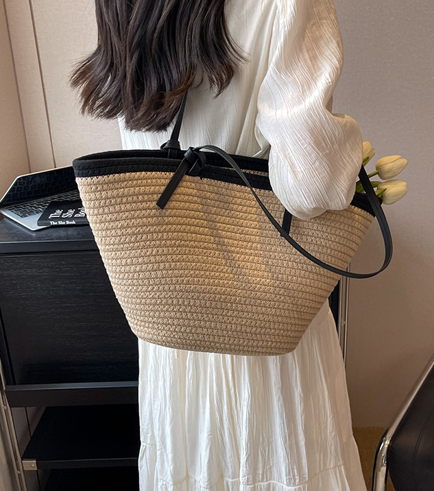 Grass Woven Beach Tote 2