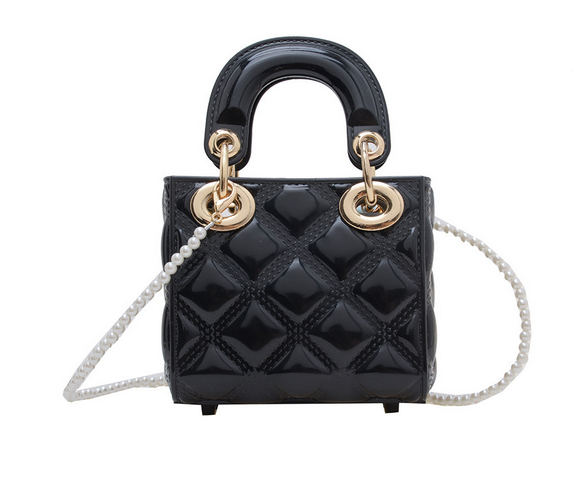 Diamond-patterned chain bag image 1