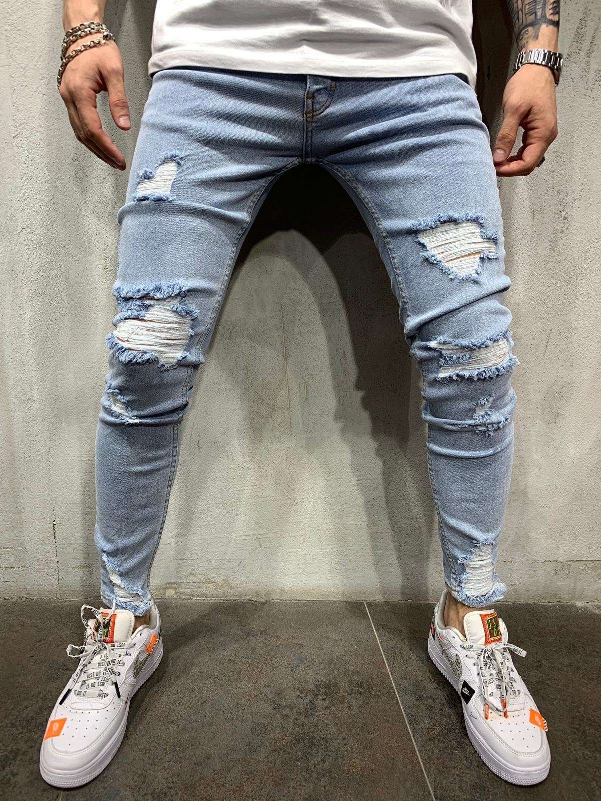 Detalle rasgado de moda