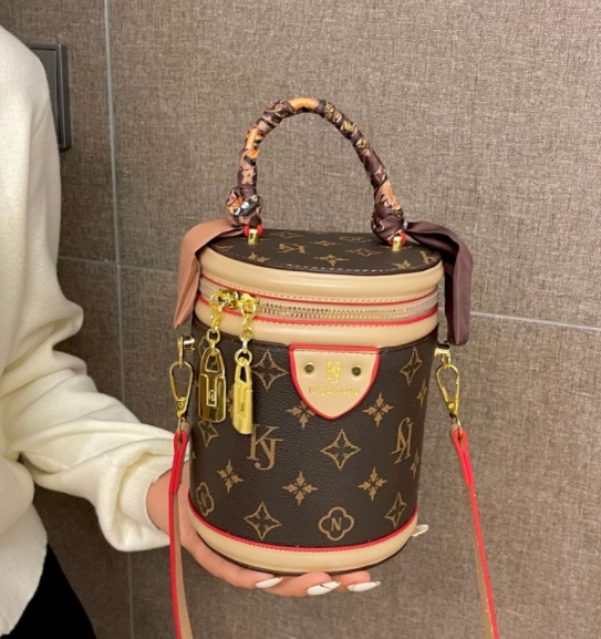 Bucket Bag Image 2