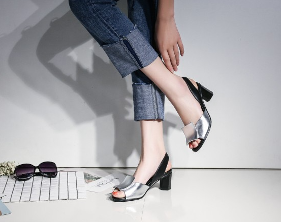 Open-Toe Chunky Heel Sandals Image 10