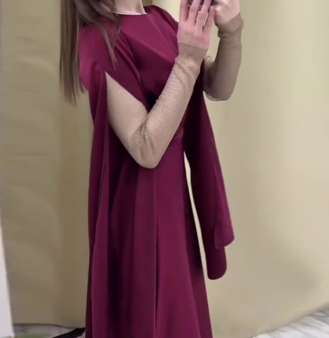 Slim-fit long-sleeved dress detail