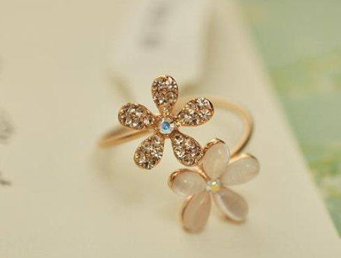 Elegant Flower Ring Design