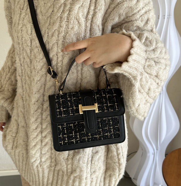 Chain Crossbody Bag Detail 2
