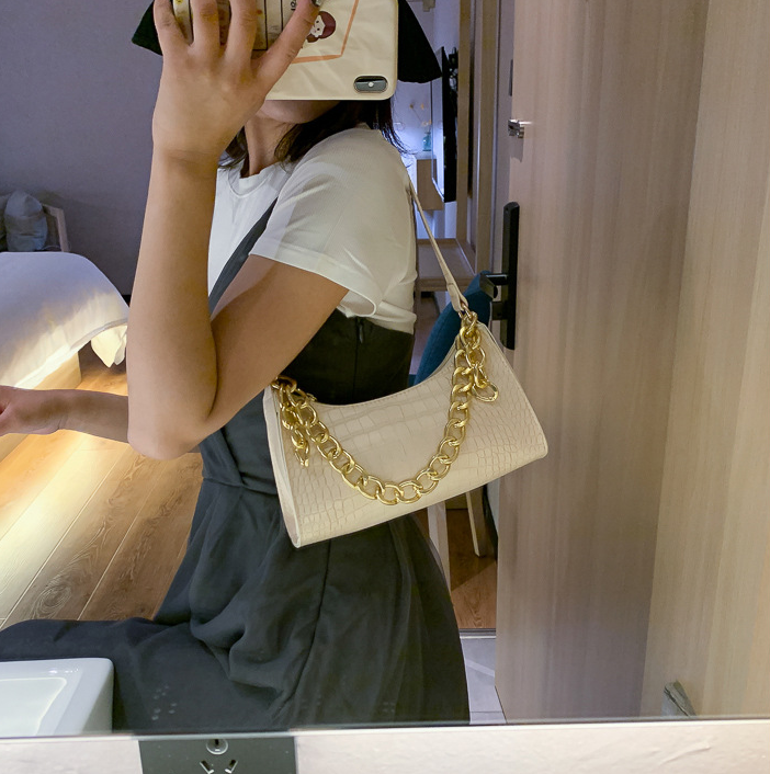 Vintage Style Chain Crossbody Bag - Image 4