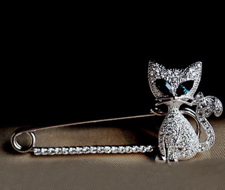 Stylish green-eyed cat brooch