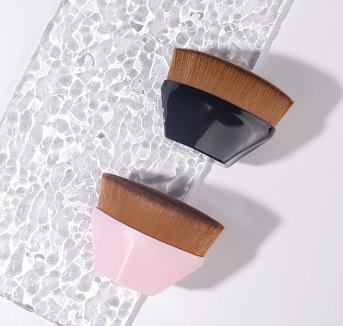 Magic Foundation Brush Image 2