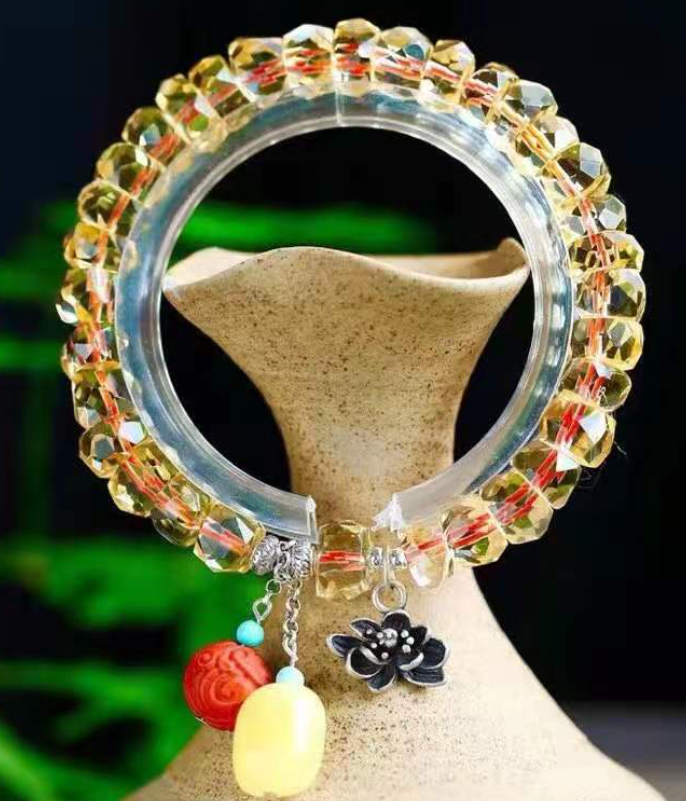 Single-ring Faceted Crystal Strand with Lucky Cat Pendant