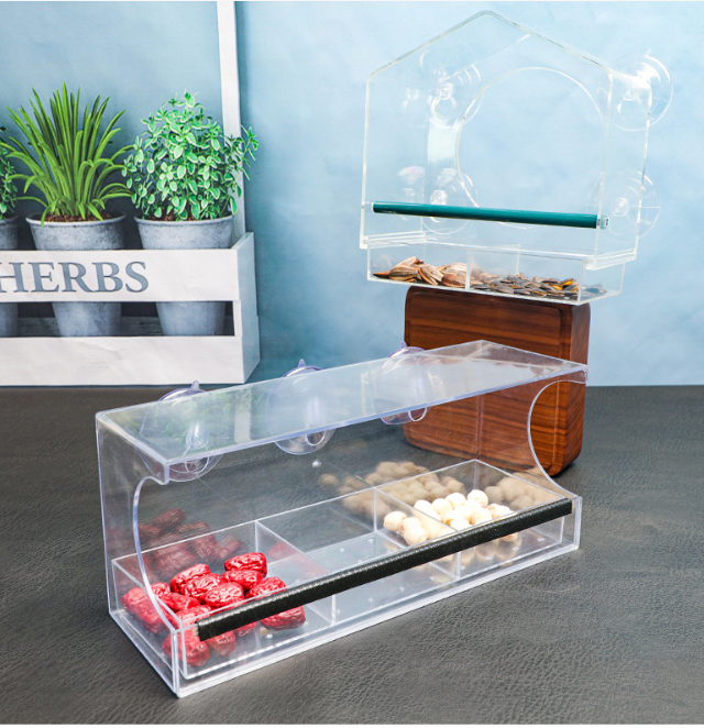 Acrylic Feeder in Use