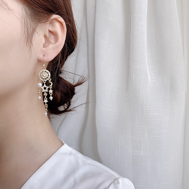 Stylish pearl tassel earrings in gold