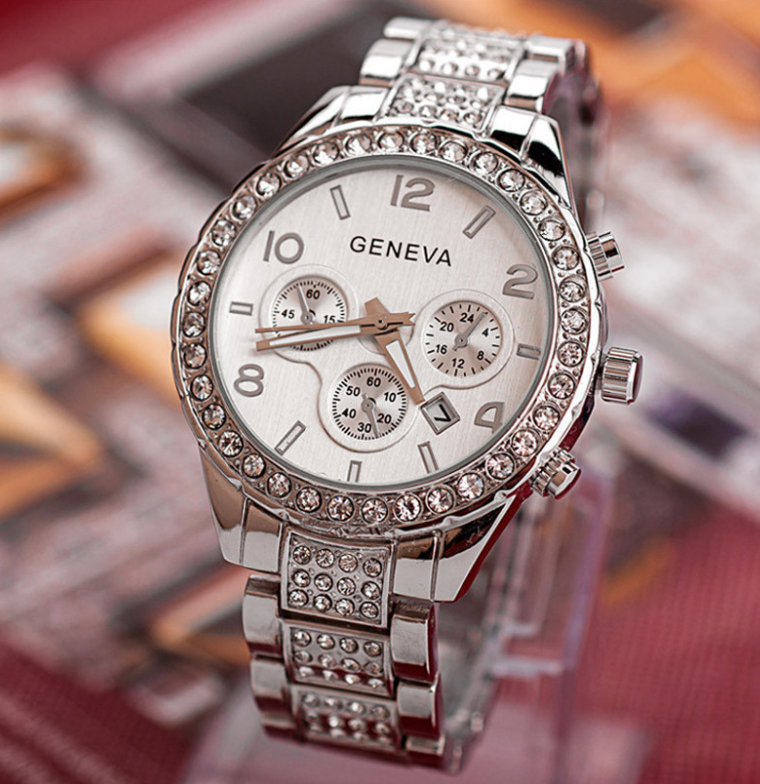 Diamond-studded calendar watch image 5