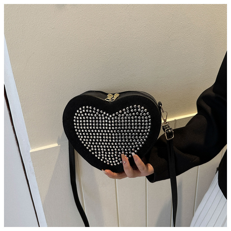 Heart-Shaped Shoulder Bag Image 5