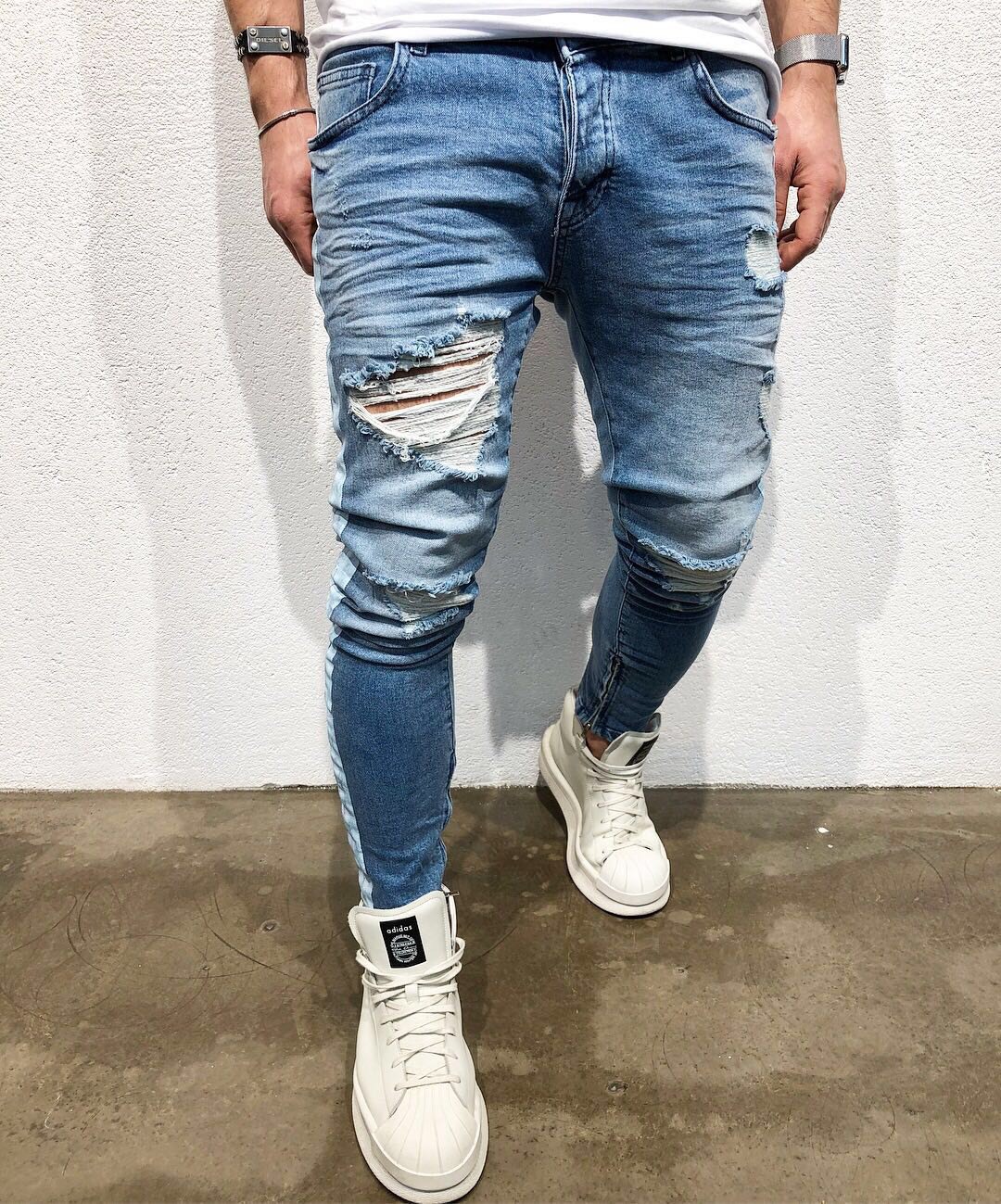 Detalle de los Jeans Azules Rasgados de Corte Slim para Hombre