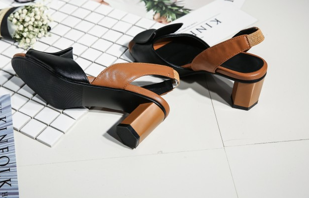 Open-Toe Chunky Heel Sandals Image 4