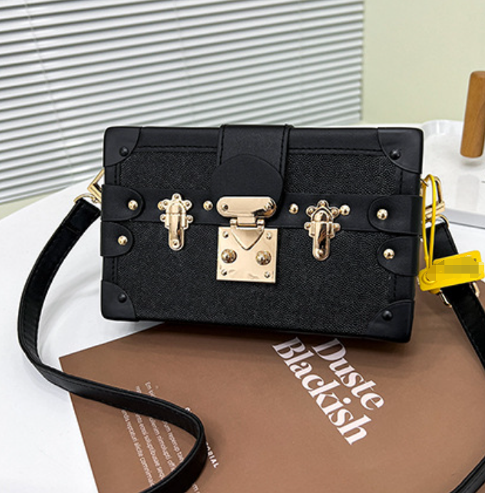 Chain Bag Image 4