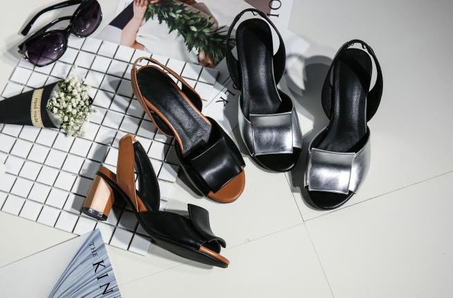 Open-Toe Chunky Heel Sandals Image 9