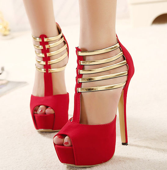 סנדלים רומיים עם עקב גבוה