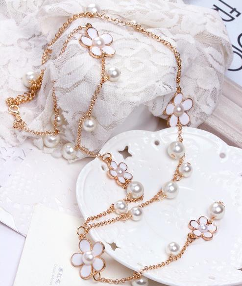 Flower Five Petal Pearl Sweater Chain Image 4