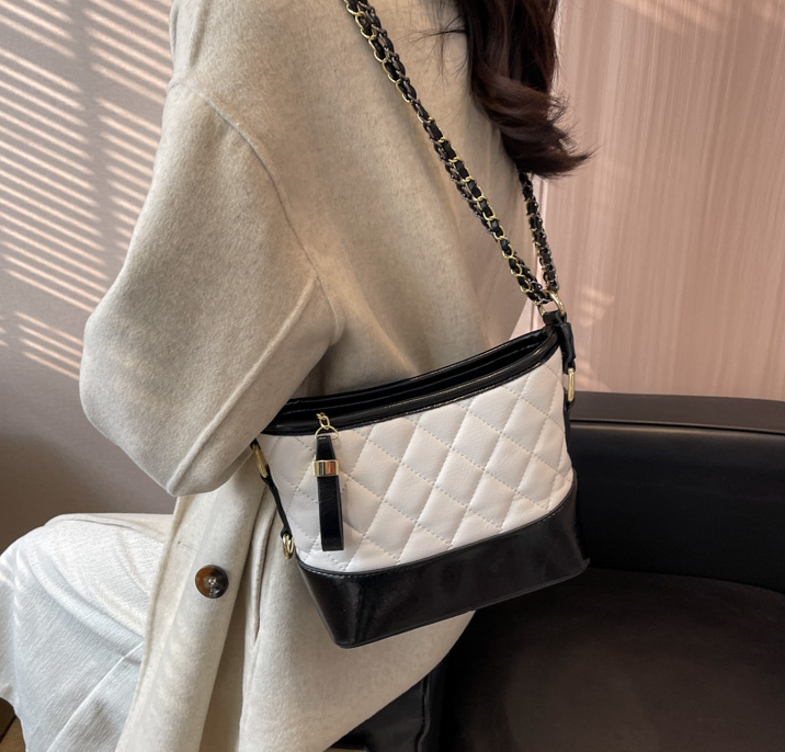 Chic Chain Bag Image 1
