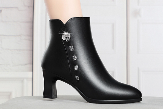 Stylish side zipper design