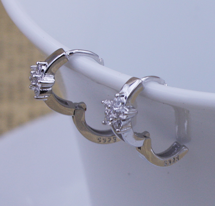 Cute Snowflake Ear Clips Image 3
