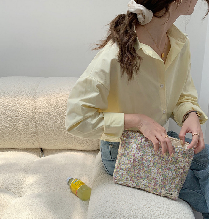 Small Literary Floral Makeup Storage Clutch Image 3