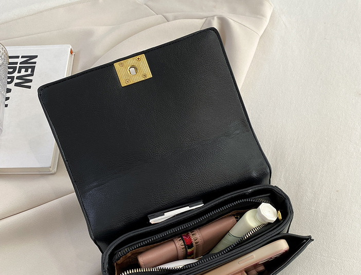 Trendy Crossbody Bag - Image 1