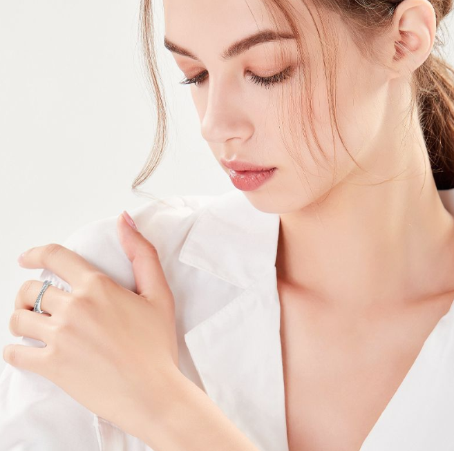 Close-up of the moissanite stone