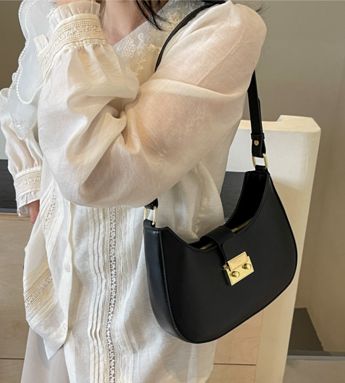 Chic Shoulder Bag - Image 5
