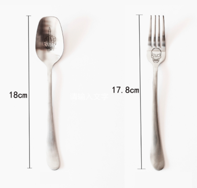 Juego de tenedor y cuchara blancos