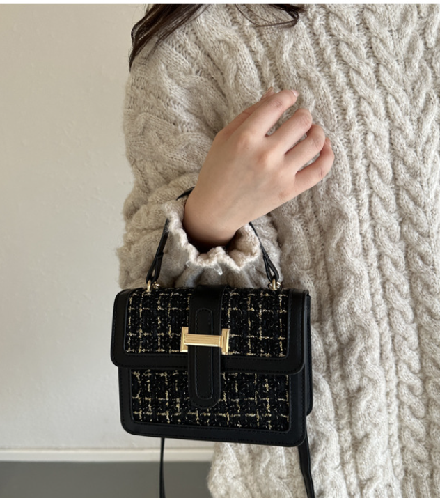 Chain Crossbody Bag Detail 1