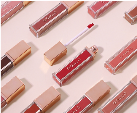 Moisturizing and Nourishing Lip Glaze Image 3