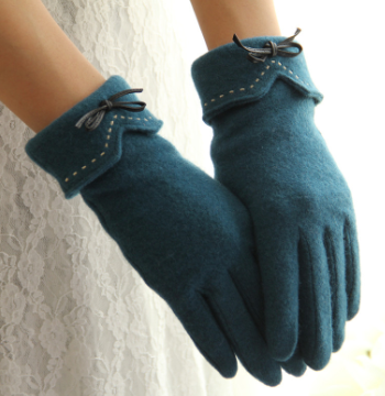 Touchscreen Gloves Image 4