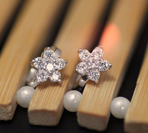 Cute Snowflake Ear Clips Image 1