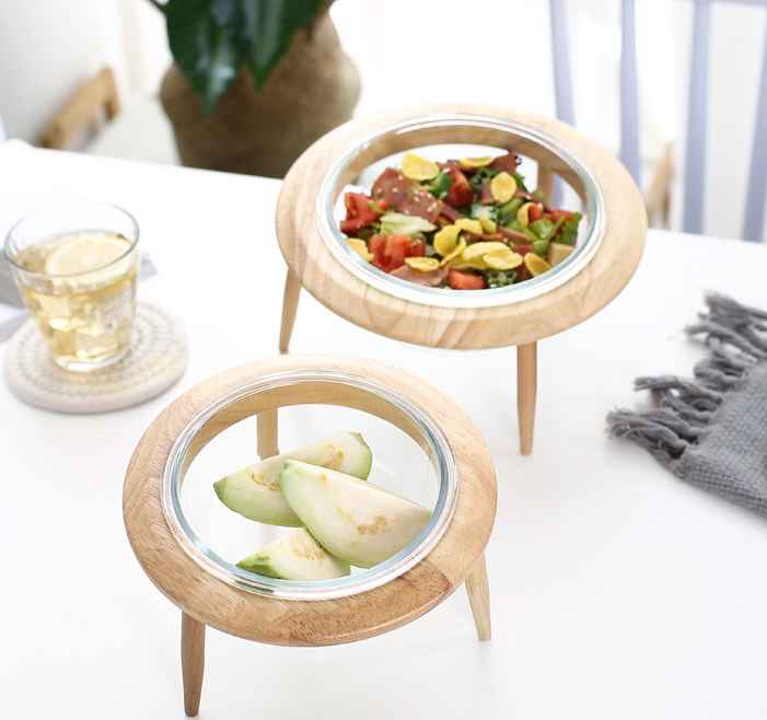 Pet Eating from UFO Bowl