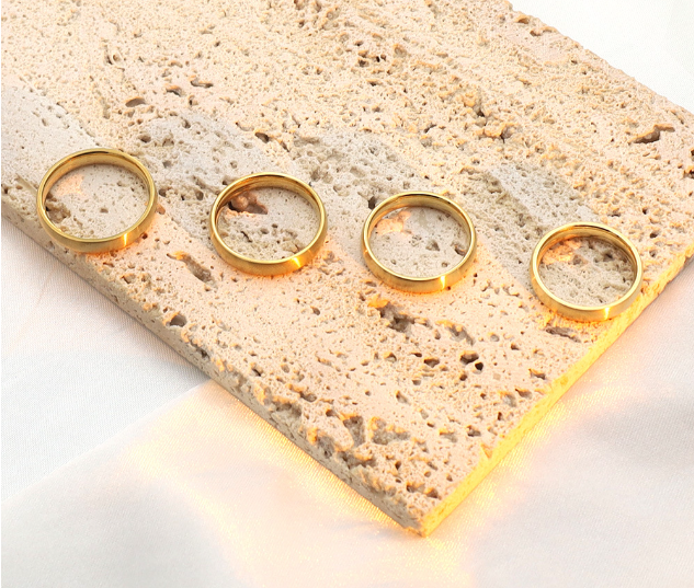 18k Gold Plain Ring on Hand