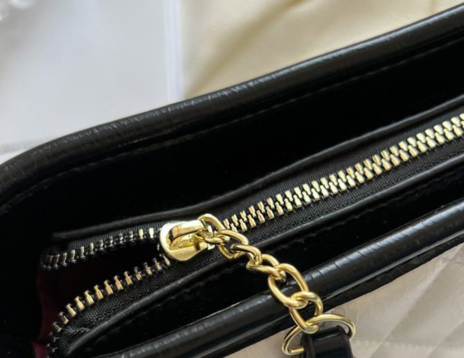 Chic Chain Bag Image 3