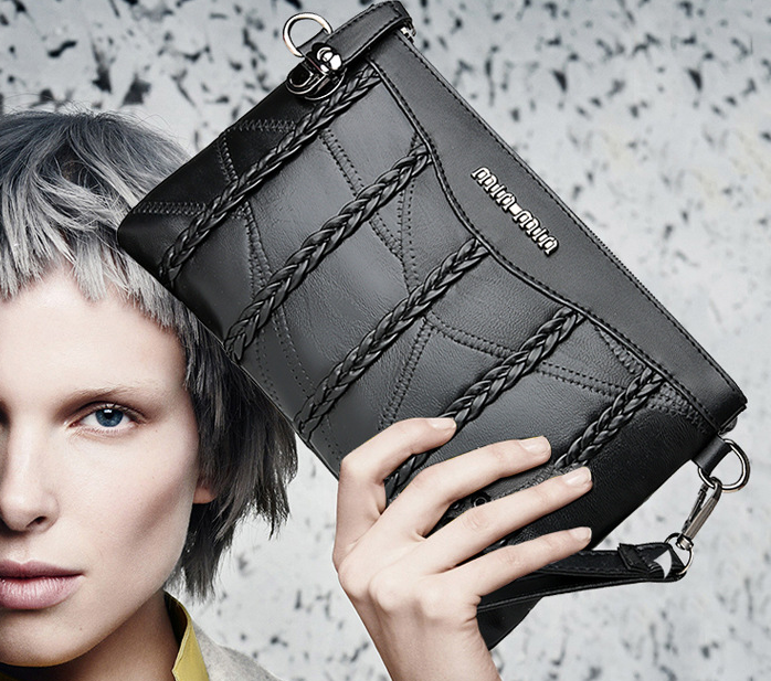 Crossbody bag in use
