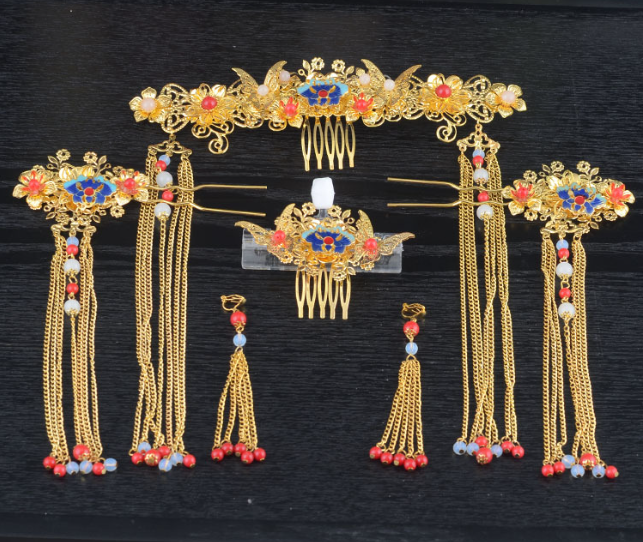 Tocado de traje antiguo dorado