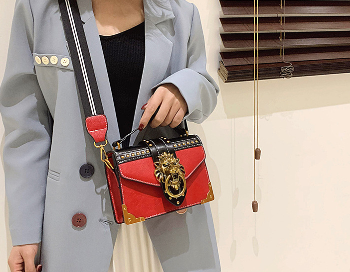 Fashionable Small Square Bag Image 3