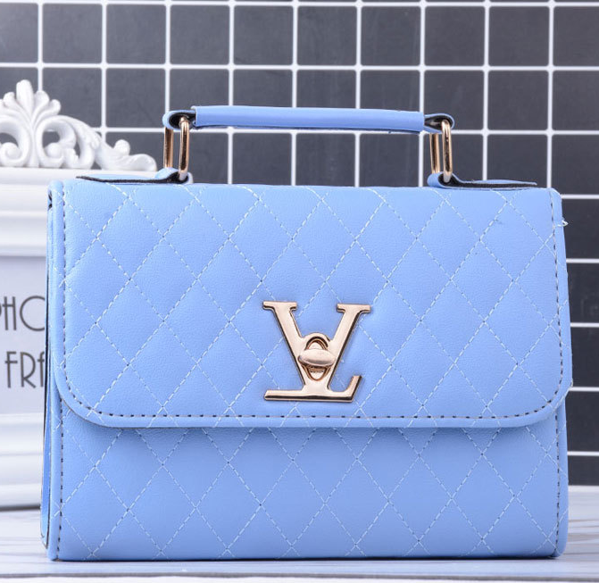 Minimalist Fashion Shoulder Bag in Use
