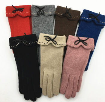 Touchscreen Gloves Image 1