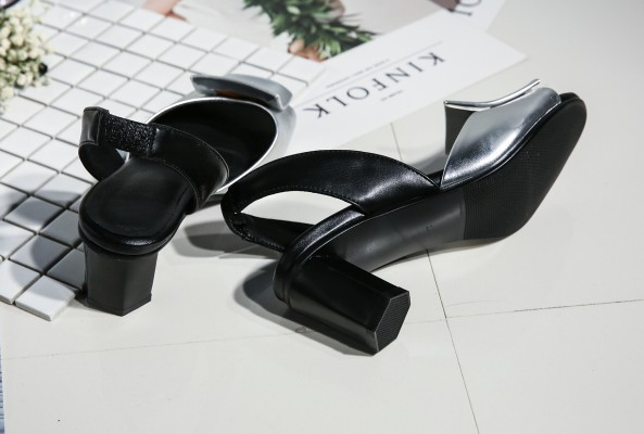 Open-Toe Chunky Heel Sandals Image 8
