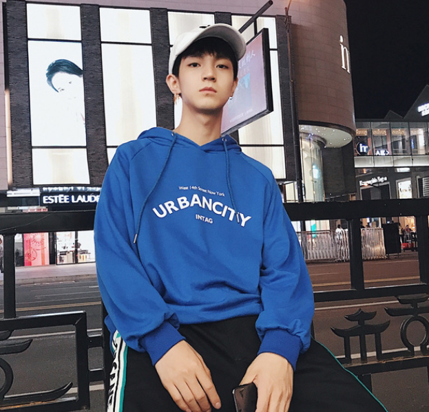 Suéter con capucha Image 5