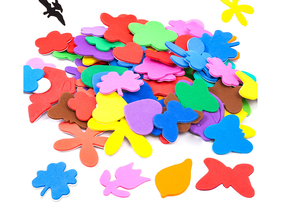 Kind spielt mit Puzzleblöcken